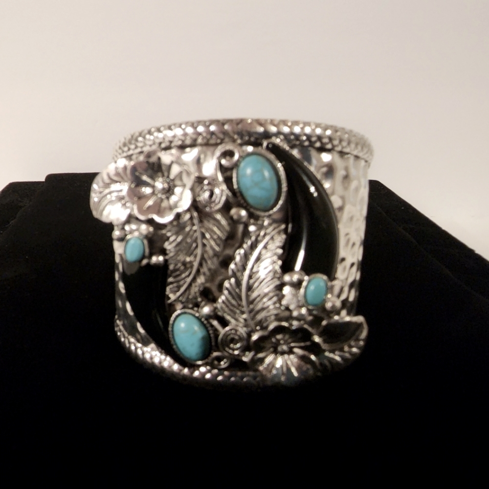 Blue Howlite, Chroma Cuff Bracelet in Silvertone (7.50 in) 15.00ctw